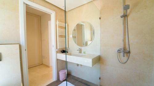 Ένα μπάνιο στο Villa Malaga Luxury for 10 in Central Marsa