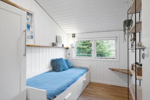 Una pequeña habitación con un banco en una casa diminuta. en JB231-Fjerritslev-Poppelvej-2, en Fjerritslev