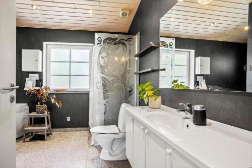 Un baño con un lavabo blanco y un inodoro. en JB295-Brovst-Ildervej-7, en Tranum