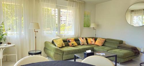 منطقة جلوس في Spacious 3 room close to tram and amenities