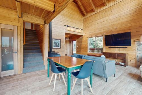 Log Cabin Luxuryにあるテレビまたはエンターテインメントセンター