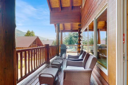 Log Cabin Luxuryにあるバルコニーまたはテラス