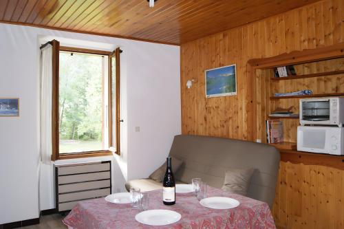 a small room with a table and a window at Appartement La Petite Cascade in Allos