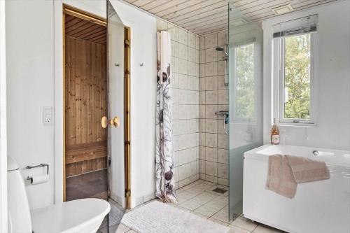 Bilik mandi di JB359-Brovst-Kronvildtvej-242
