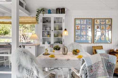 a dining room with a table and chairs at JB401-Brovst-Solsortevej-1 in Tranum