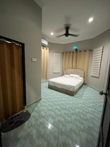 Ένα ή περισσότερα κρεβάτια σε δωμάτιο στο Dbeeha Homestay