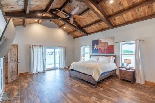 Postel nebo postele na pokoji v ubytování Family Adventure Retreat!