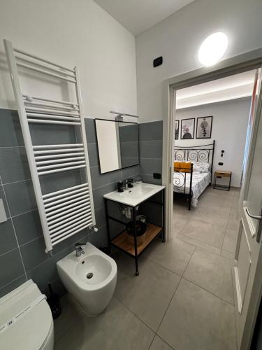 ein Badezimmer mit Toilette und Waschbecken in der Unterkunft Bed And Breakfast Nonna Carla in Castiglione Olona