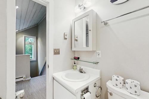 グレンアーバーにあるWilderness 9の洗面台とトイレを備えた白いバスルーム