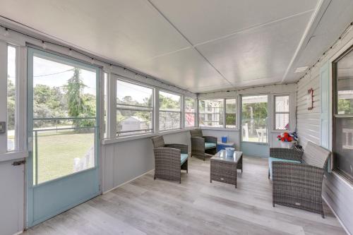 Χώρος καθιστικού στο PCB Family Home with Sunroom, 1 Mi to Shore!
