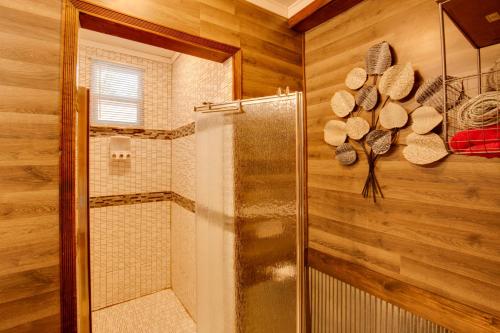Ένα μπάνιο στο Bayview - Lakefront Family Cabin in Odessa!