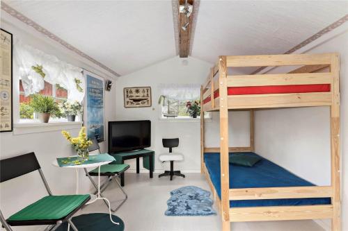 a room with a bunk bed and a desk at OST428-Moensteras-Ekeholmsvaegen-7 in Stora Oknö