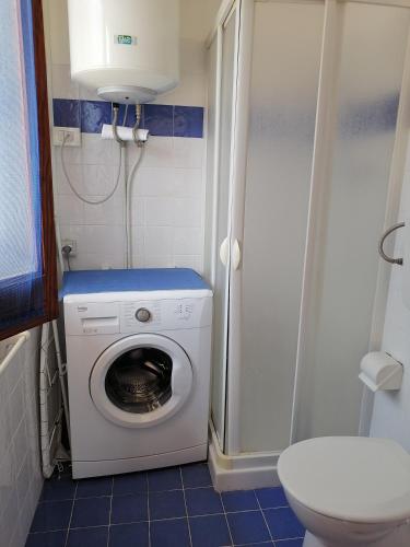 a washing machine in a bathroom with a toilet at Casa Beretta in Pozzallo