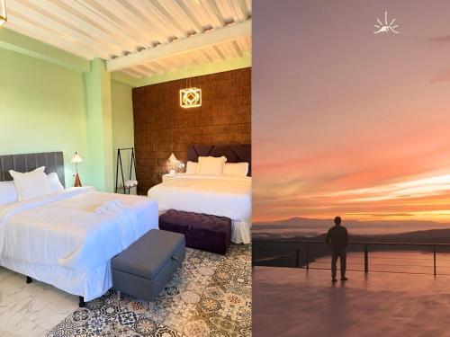 にあるLake View House Cerro Verdeのベッドが2つあり、その隣に男性が立っているホテルの部屋
