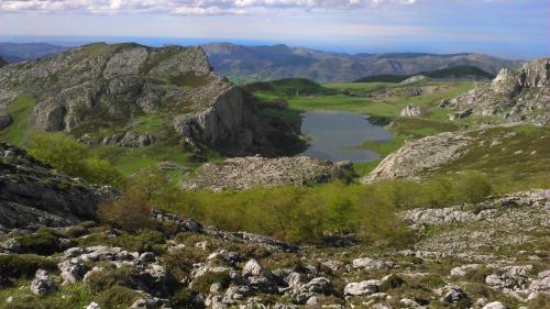 una vista desde la cima de una montaña con un lago en Hotel Fitu en Colunga