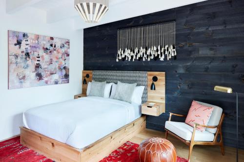 Postel nebo postele na pokoji v ubytování Woodstock Way Hotel