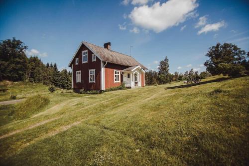 a house on top of a grassy hill at JON707-Burseryd-Moerkebo-2 in Burseryd