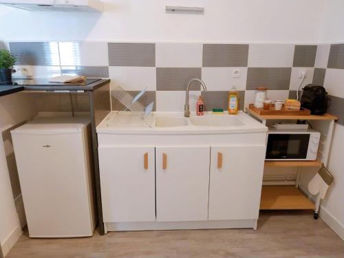 Kuchyň nebo kuchyňský kout v ubytování Appart complet - 2 à 4 personnes coeur de ville