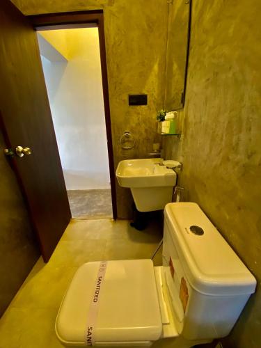 a bathroom with a toilet and a sink at Sesatha lake Kandy in Kandy