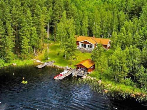 a house on the shore of a body of water at OGO368-Boxholm-Tingkullanaes-6 in Blåvik