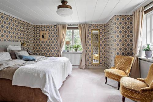 a bedroom with a bed and a chair and a window at HAL484-Unnaryd-Yas-108 in Realsbo