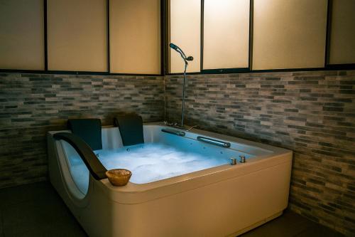 jacuzzi z krzesłami w pokoju w obiekcie Fast Wifi, Jacuzzi, lavaseca, Ping Pong, Nintendo switch, Bbq, 4BR w mieście Arequipa