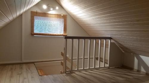 Una escalera en una casa con ventana en Birkikinn Holiday Home, en Birkikinn