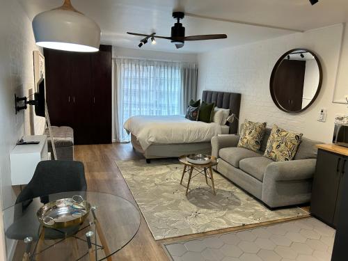 Гостиная зона в Greenpoint Chic Studio Apartment