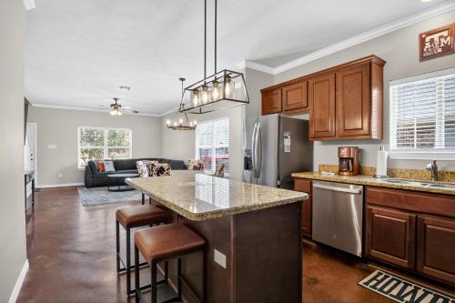 Η κουζίνα ή μικρή κουζίνα στο Game Day Getaway Near Texas A&M home