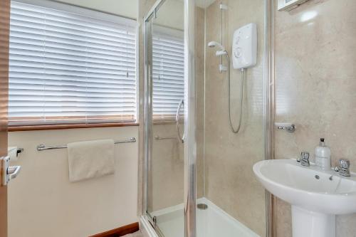 Ένα μπάνιο στο Breezy Bungalow
