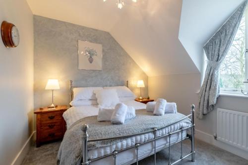 une chambre avec un lit avec des serviettes dessus dans l'établissement Cuthbert Cottage, à Beadnell