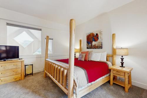 Una cama o camas en una habitación de Saddle Ridge I2