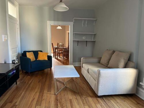 una sala de estar con un sofá y una mesa en South Loop 3 Bedroom Apt, en Chicago