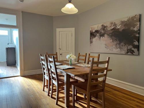 Un comedor con mesa y sillas de madera. en South Loop 3 Bedroom Apt, en Chicago