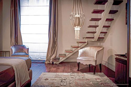 una camera da letto con scala, sedia e letto di The View of Roma a Roma