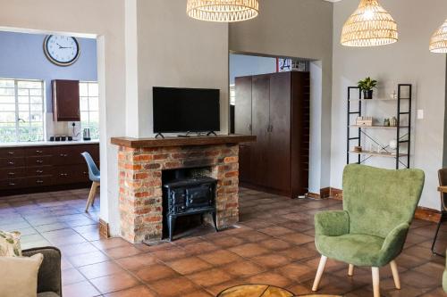 Μια τηλεόραση ή/και κέντρο ψυχαγωγίας στο Modern home with apartments