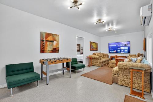 Gallery image of Evergreen Estate with Rooftop Balcony & Games home in Onalaska
