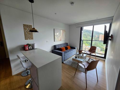 ボゴタにあるAH/ Panorámico Piso11, Balcón, Parking, Bgta Norteのキッチン、リビングルーム(ソファ付)