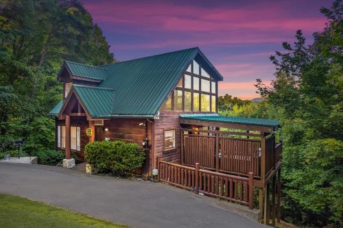 ein Haus mit einem grünen Dach und einem Holztor in der Unterkunft Smokies Getaway Special! Hot Tub, Games, Views & just 4 miles to Pigeon Forge! in McCookville