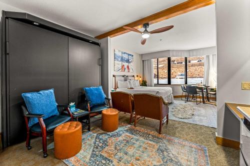 Χώρος καθιστικού στο Studio at Grand Lodge Hot Tub Pool Pet Friendly