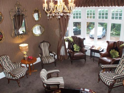 Ein Sitzbereich in der Unterkunft Grimscote Manor Hotel