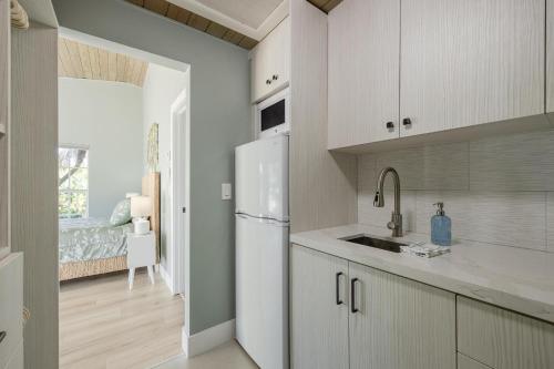 Η κουζίνα ή μικρή κουζίνα στο MangoesDuplex