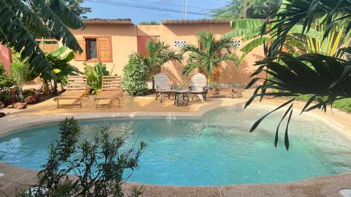 Villa mit Pool in Mbourの敷地内または近くにあるプール