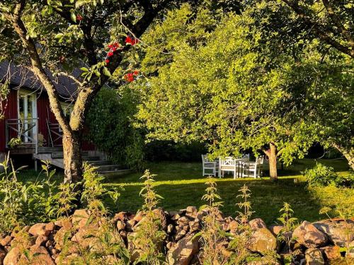 a red house with a bench in the yard at SKA733-Bastad-Stalhoegavaegen-144 in Grevie