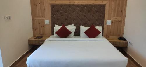 Cama o camas de una habitación en Sukh Roshan Restro and Hotel