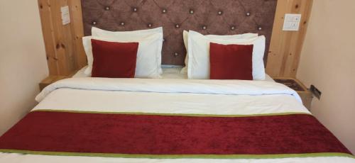 Cama o camas de una habitación en Sukh Roshan Restro and Hotel
