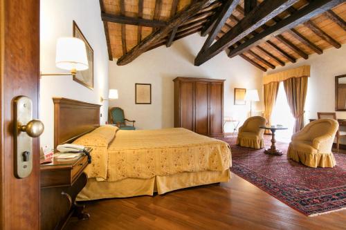 a bedroom with a bed and a table and chairs at Albergo Delle Notarie in Reggio Emilia