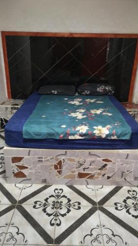 a bed sitting on top of a tiled floor at Hotel Hospedaje Iquique in Iquique
