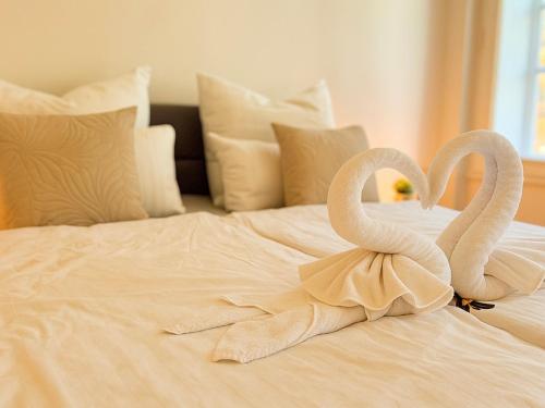 two swans are sitting on top of a bed at DREAMZzz l Perfekt für Familien & Paare l Innenstadt Coburg l Parkhaus 100 Meter in Coburg