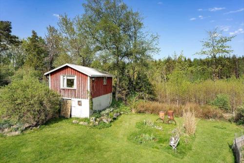 a red barn in the middle of a field at DAL603-Faergelanda-Oedeborg-5 in Färgelanda